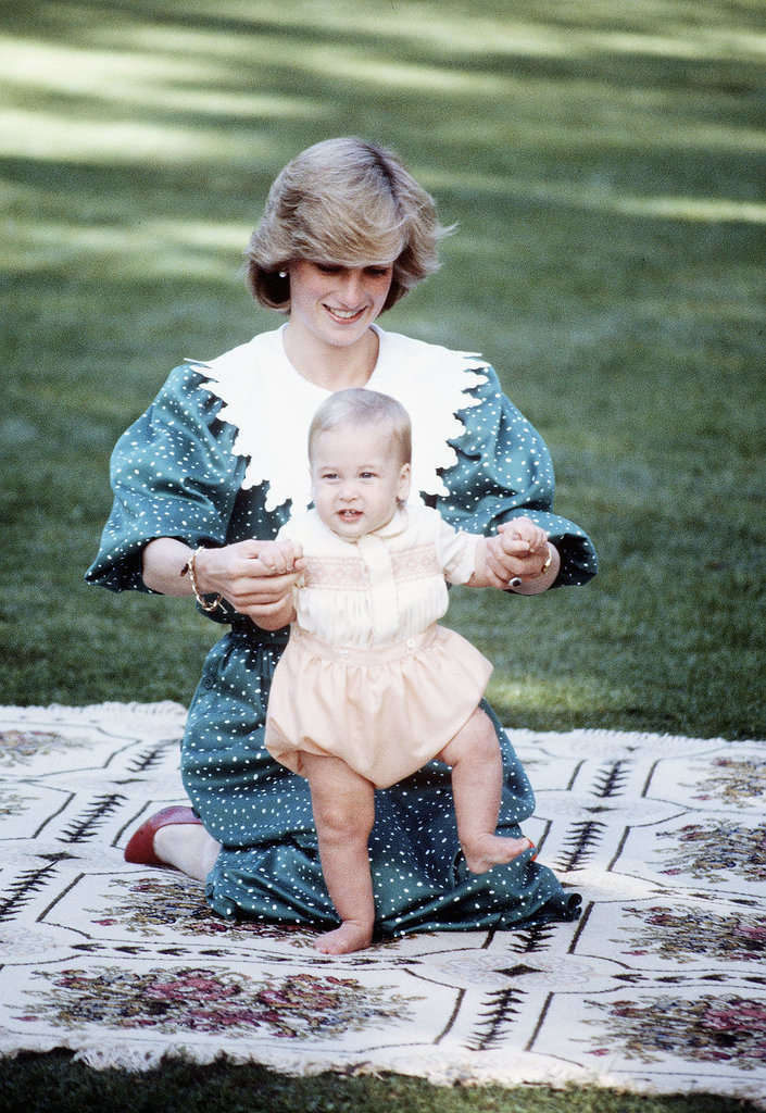 April-1983-Princess-Diana-played-adorable-Prince-William_mini