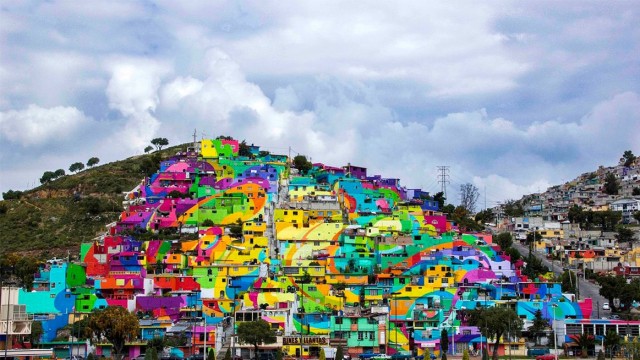 Власти привлекли уличных художников, чтобы сделать целый район ярким и красочным