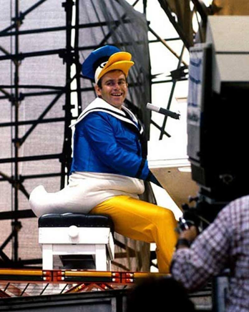 10843610-R3L8T8D-650-Elton-John-performing-in-New-York-Citys-Central-Park-dressed-as-Donald-Duck-1980 (1)