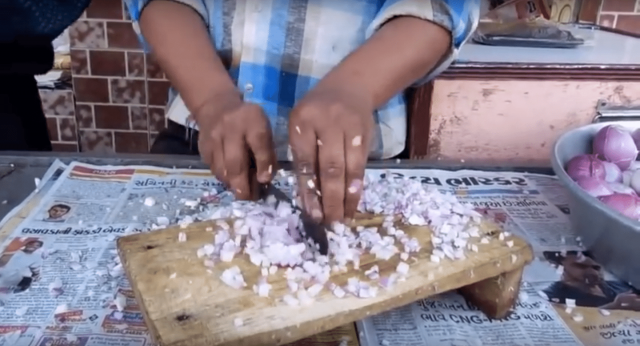 Как нарезать лук быстрее кухонного комбайна