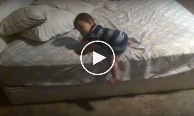 Гениальное решение малыша, который хотел слезть с кровати, но боялся высоты