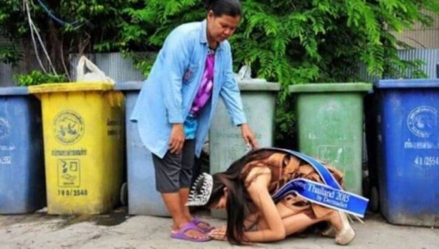 Тайская королева красоты встала на колени перед матерью, работающей мусорщицей