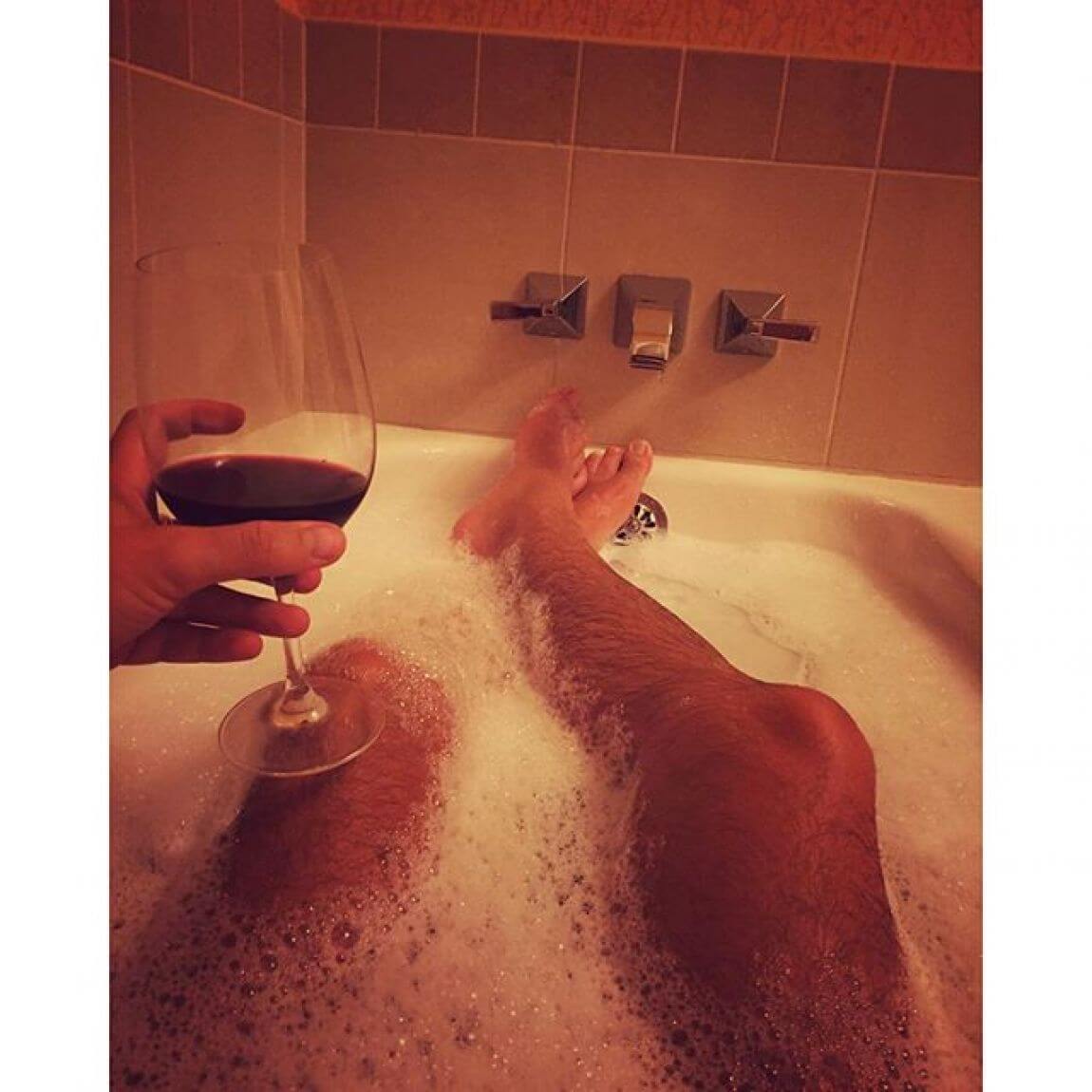 Мужские ноги в ванной фото