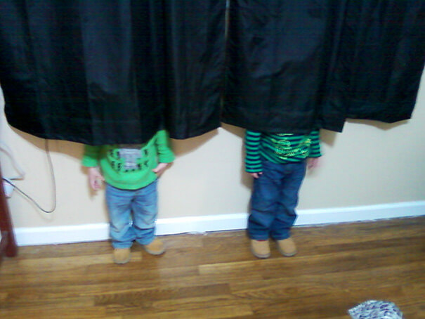 funny-kids-playing-hide-and-seek-43__605