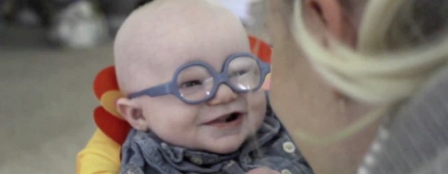 Малыш с проблемами зрения впервые увидел маму — видео, которое растрогало весь интернет