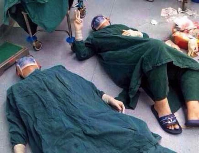 Почему хирурги лежат на полу?! Это фото облетело полмира!