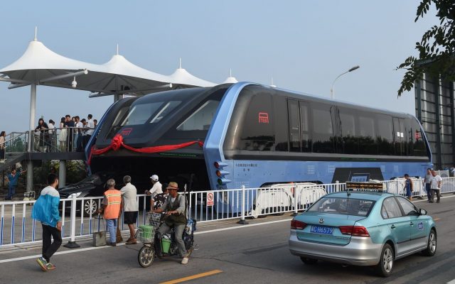 Китайский автобус нового типа может передвигаться над проезжей частью