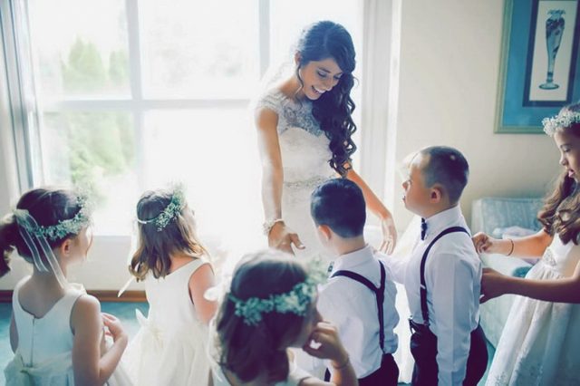 Ученики с синдромом Дауна повеселились на свадьбе своей учительницы