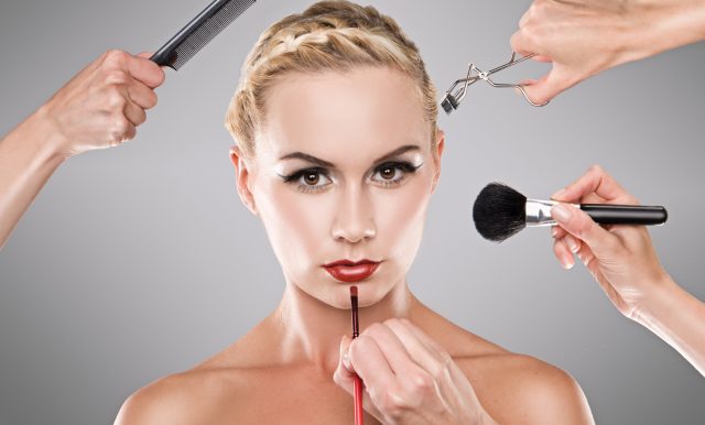 Как накраситься за 5 минут и не стать клоуном: хитрости моментального макияжа