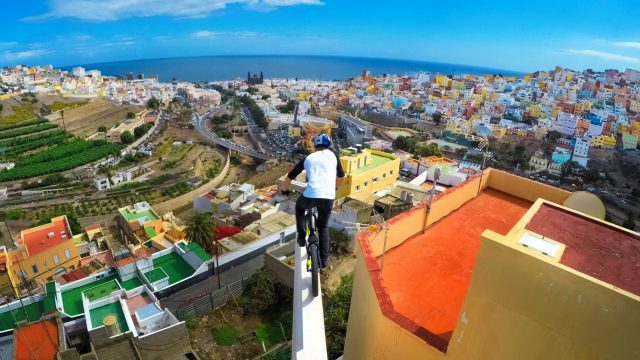 Головокружительная велопрогулка по-испански. Он едет по крышам!
