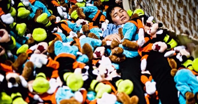 Этим играют наши дети! 15 самых ярких фото о производстве игрушек на китайской фабрике…