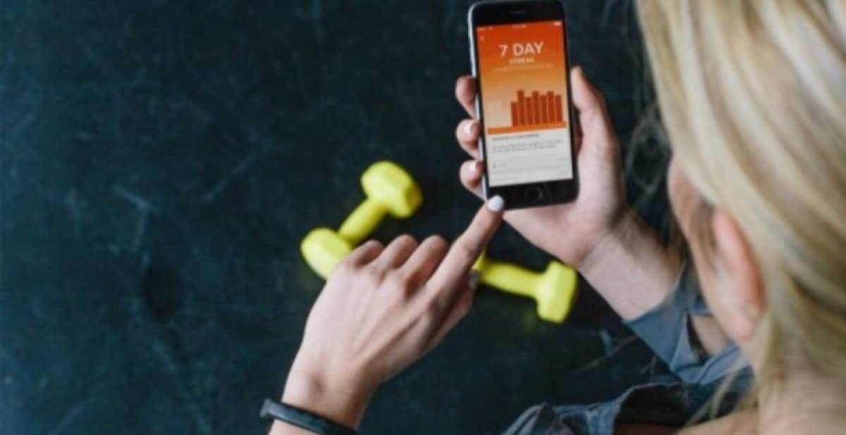 "Прокачай" свой смартфон: полезные фитнес-программы для девушек