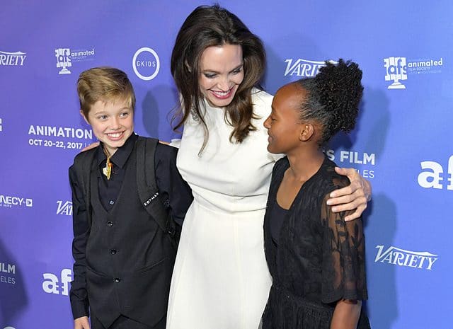 Выход в свет мамы с дочками! Анджелина Джоли, Шайло и Захара на премьере мультфильма «Добытчик» рис 4