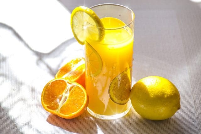 стакан апельсинового сока с лимоном