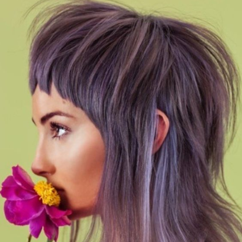 Девушка с яркими волосами и цветком