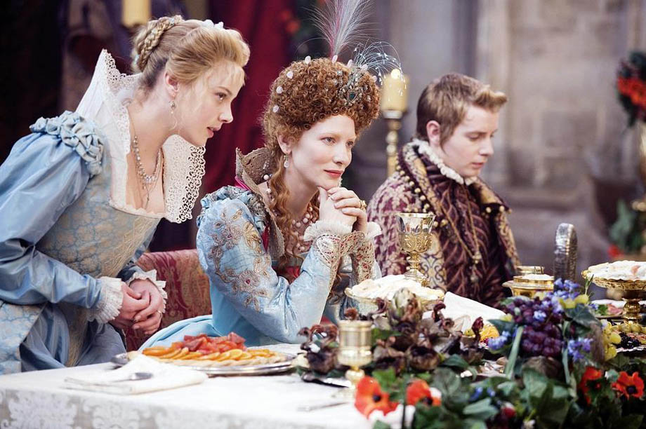 королева с фрейлиной за столом в средневековых платьях
