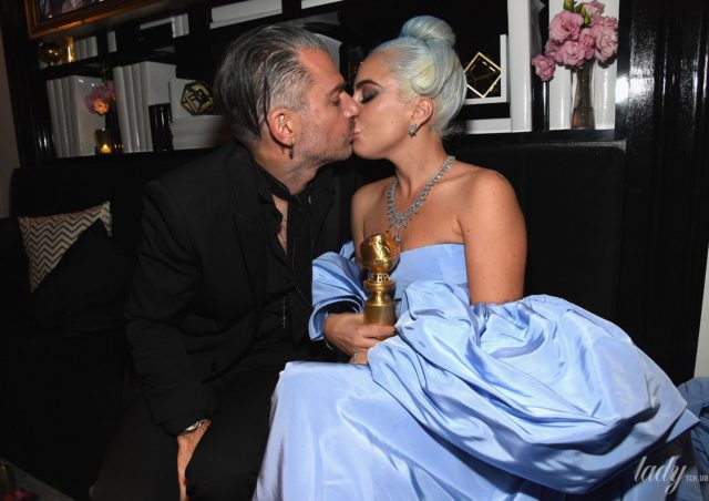 Леди Гага целуется с Кристиано Карино