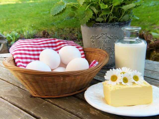 Кефир, сыр и яйца
