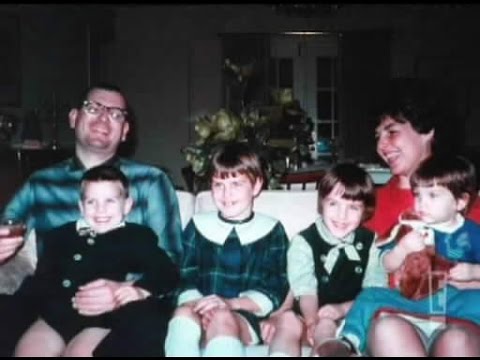 маленький Том Круз сидит на диване с родителями и сестрами