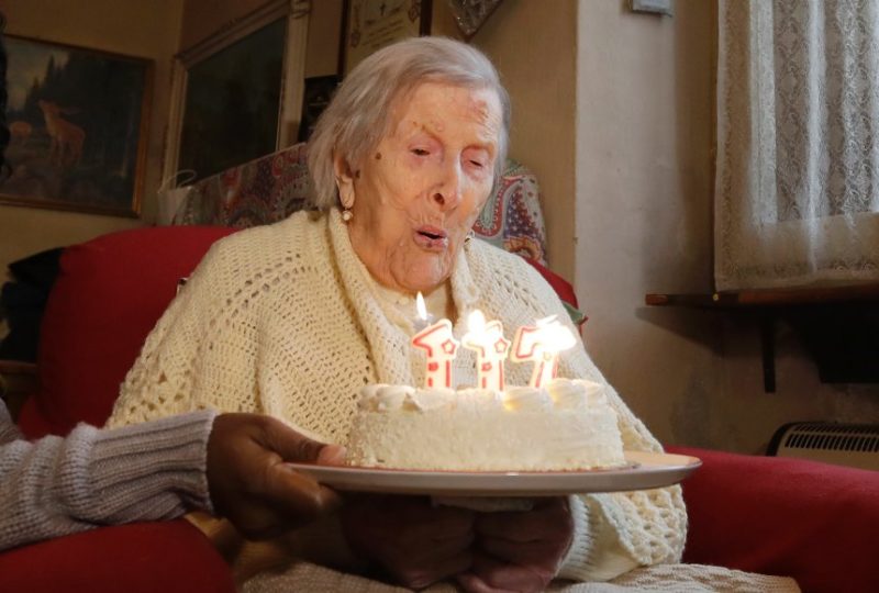 бабушка с именинным тортом