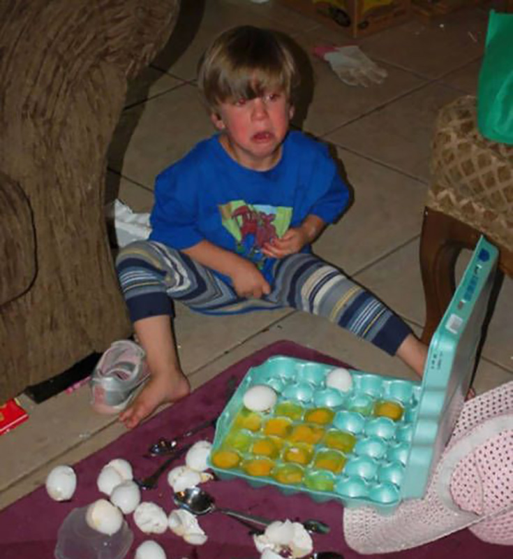 Ребенок бьет яйца