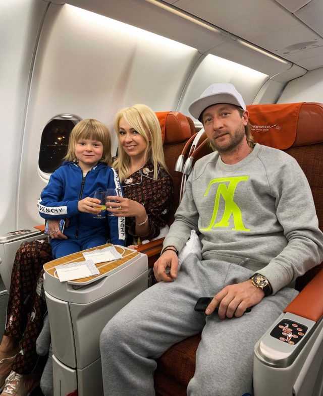 Яна Рудсковская с Евгением Плющенко и сыном в самолете