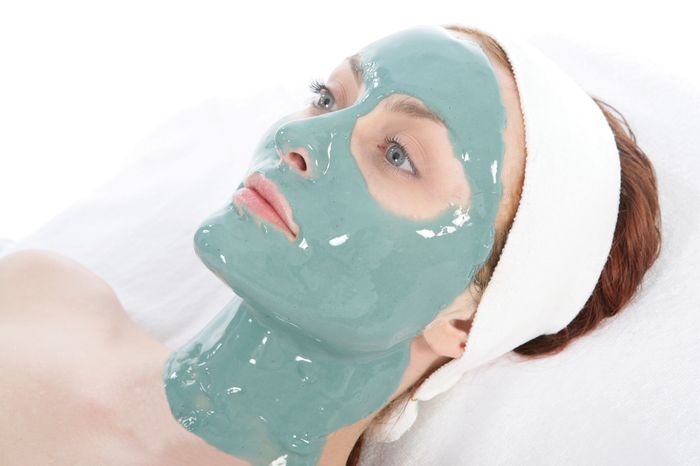 Женщина лежит с альгинатной маской на лице