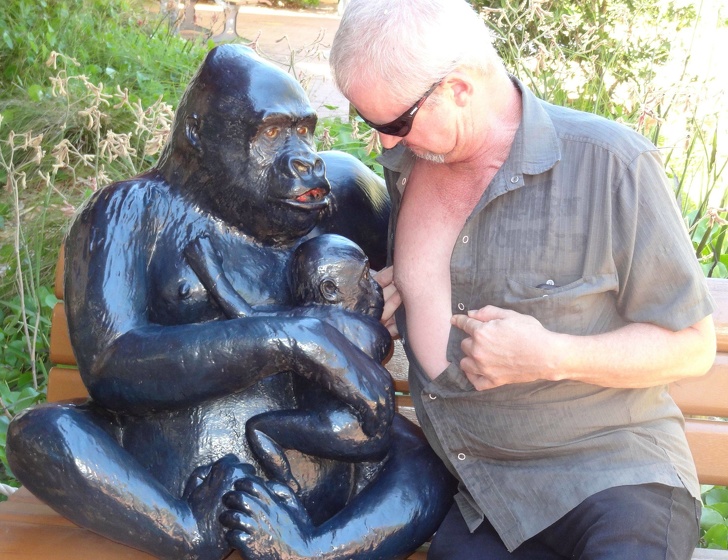 Папа со статуей обезьяны