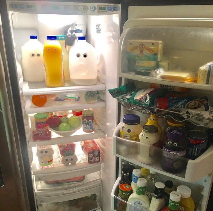 Холодильник с глазками