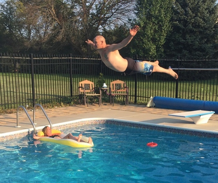 Парень прыгает в бассейн