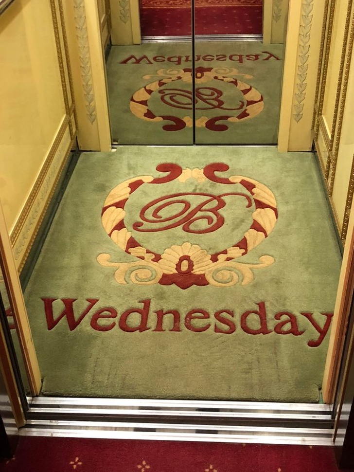 Ковер в лифте отеля