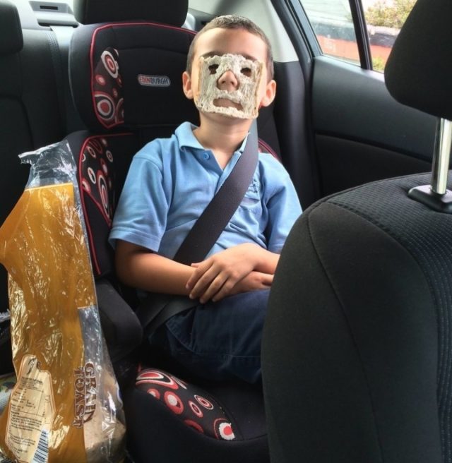 Мальчик с маской из бутерброда
