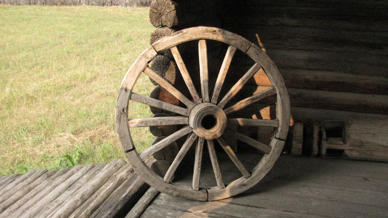 Деревянное колесо телеги