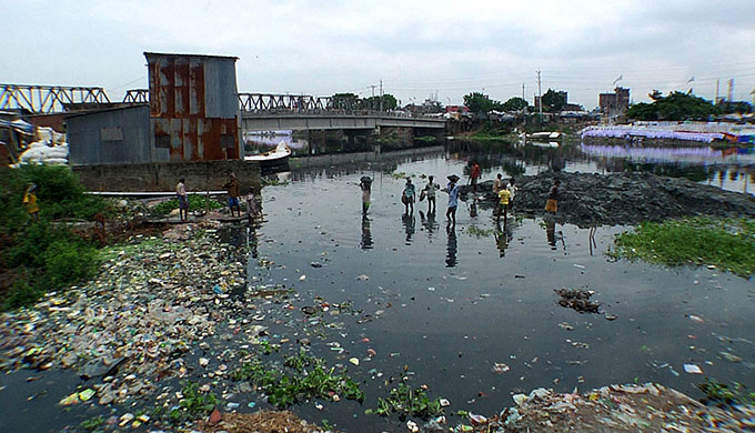 дети гуляют у реки с мусором 