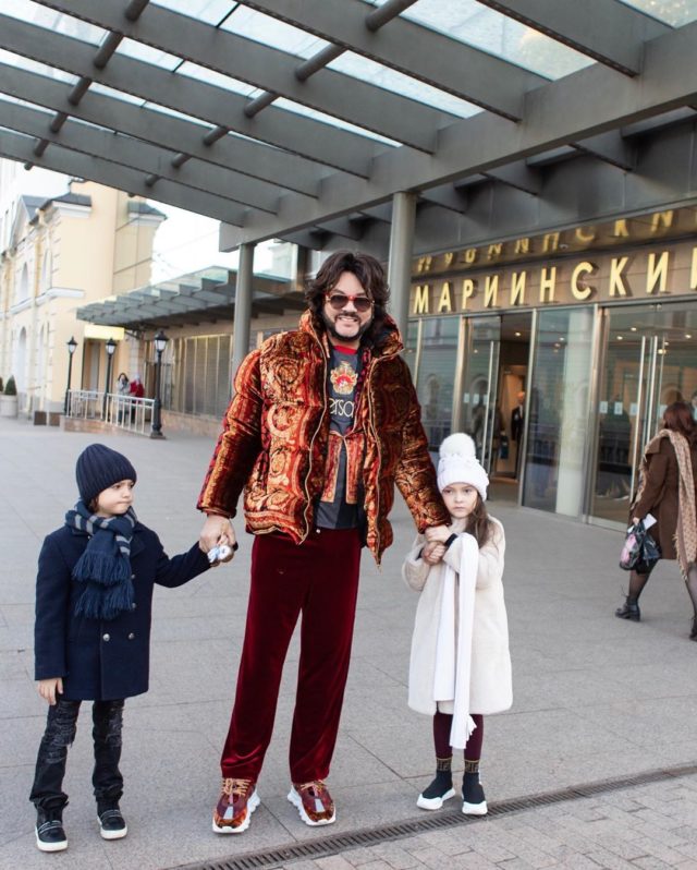 Филипп Киркоров с детьми возле театра