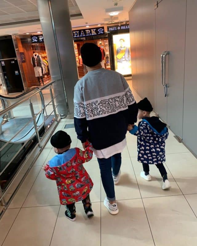 Монатик со своими сыновьями в торговом центре