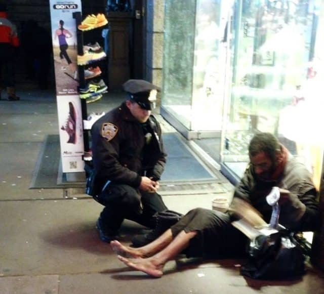 Полицейский и бездомный