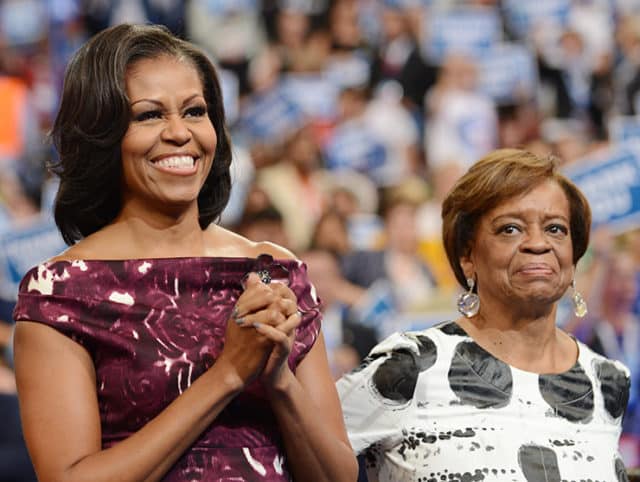 Мишель Обама стоит возле своей мамы