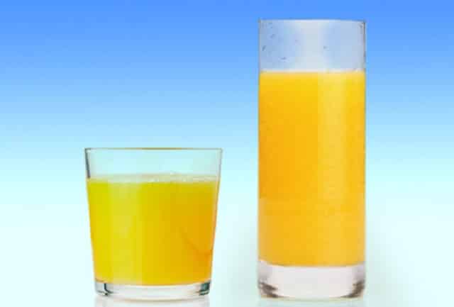 высокий и низкий стаканы с апельсиновым соком