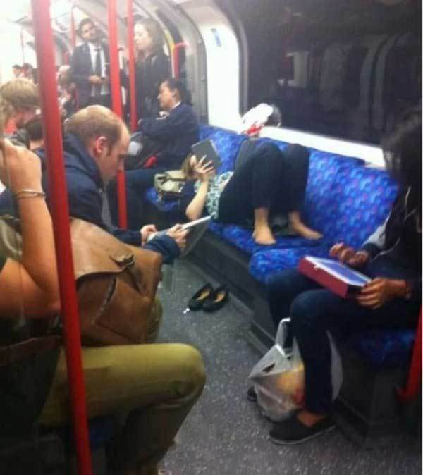 Девушка лежит в метро