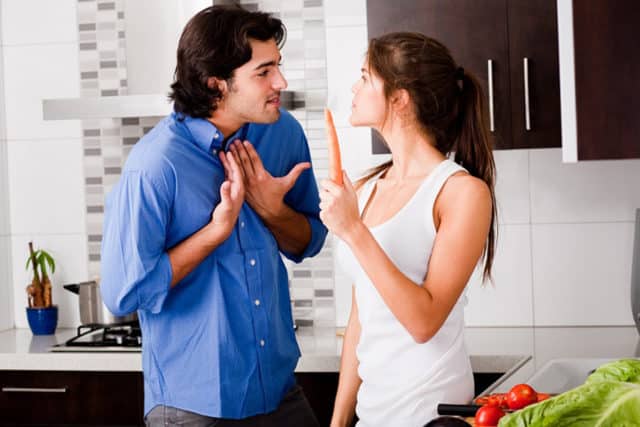 парень и девушка ссорятся на кухне