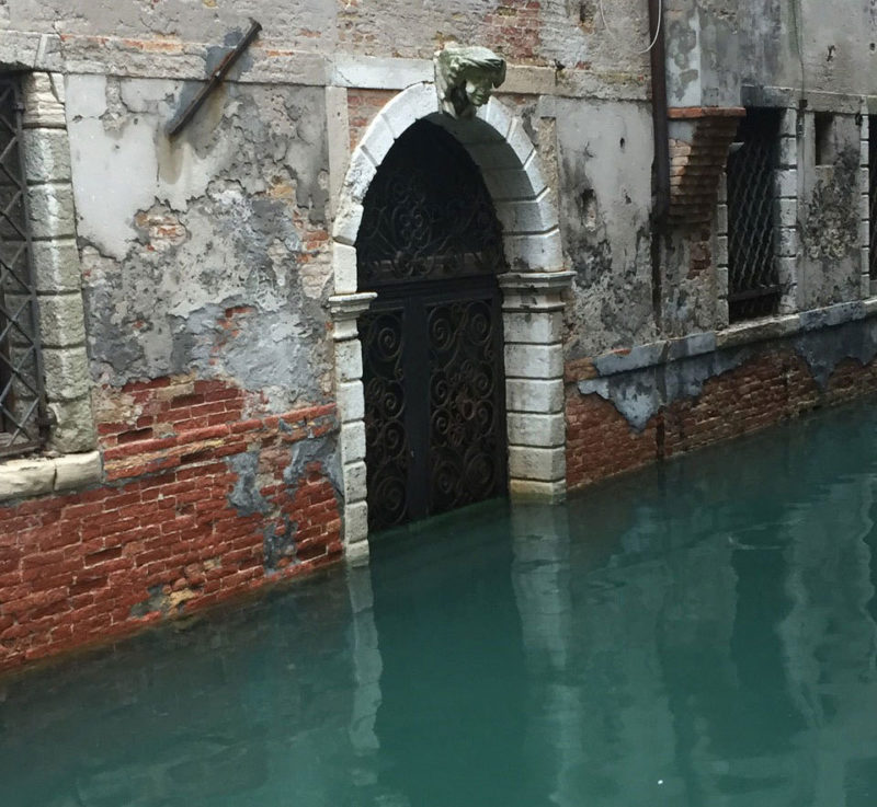 Канал в Венеции и старые двери