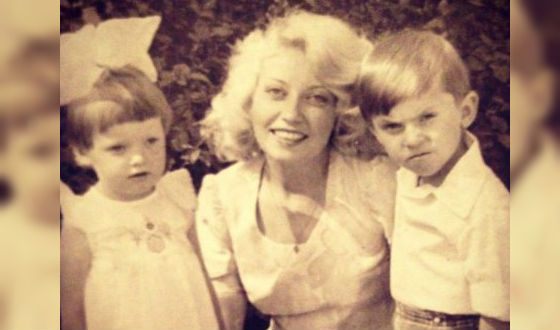 маленький Александр Ревва с мамой и сестрой