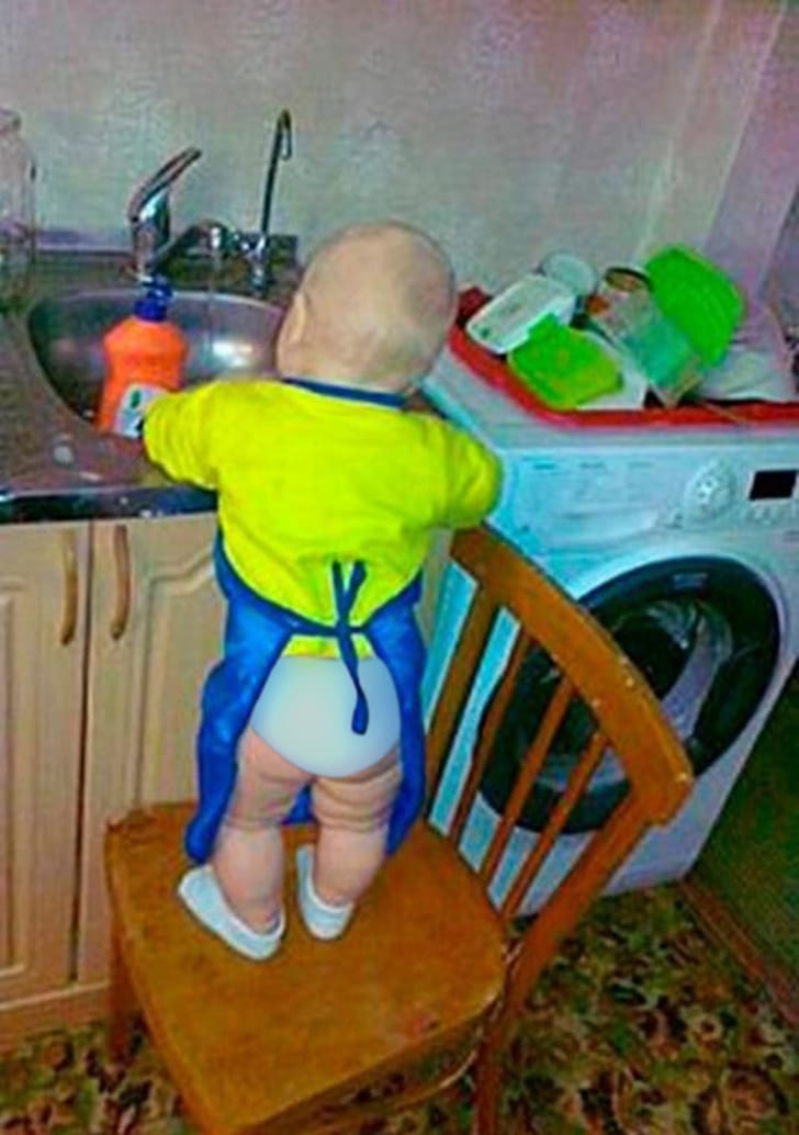 Малыш моет посуду