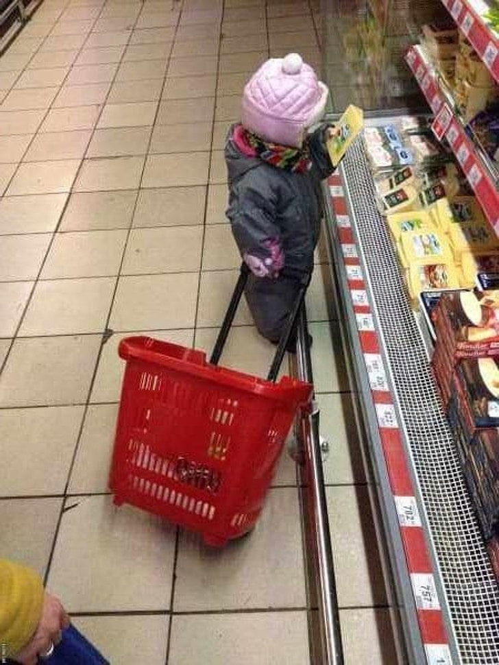 Малыш в магазине