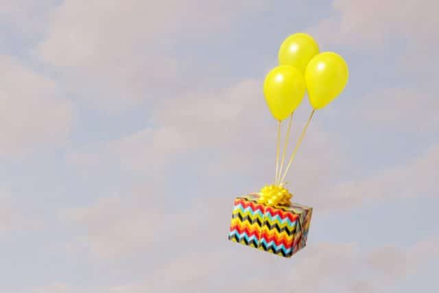 подарок летит на воздушных шариках