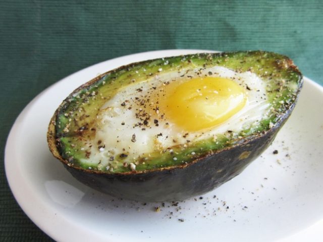 яйцо, запеченное в авокадо