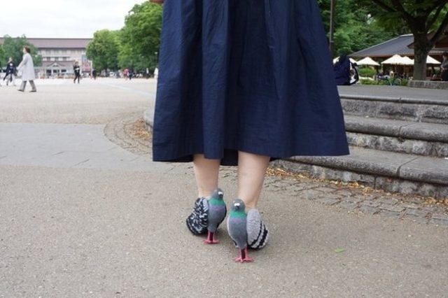 женщина в туфлях в виде голубей