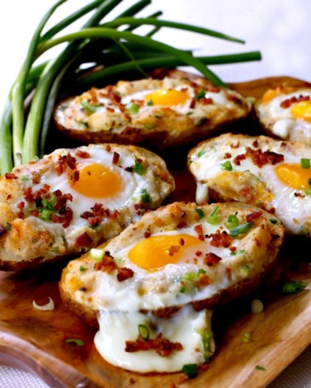 яйца, запеченные в картофеле в мундире