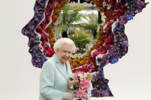 20 смешных фото королевы Елизаветы II, которые заслуживают стать мемами Шоу-бизнес,Юмор,королева Елизавета ii,королевская семья,мем,фото,юмор